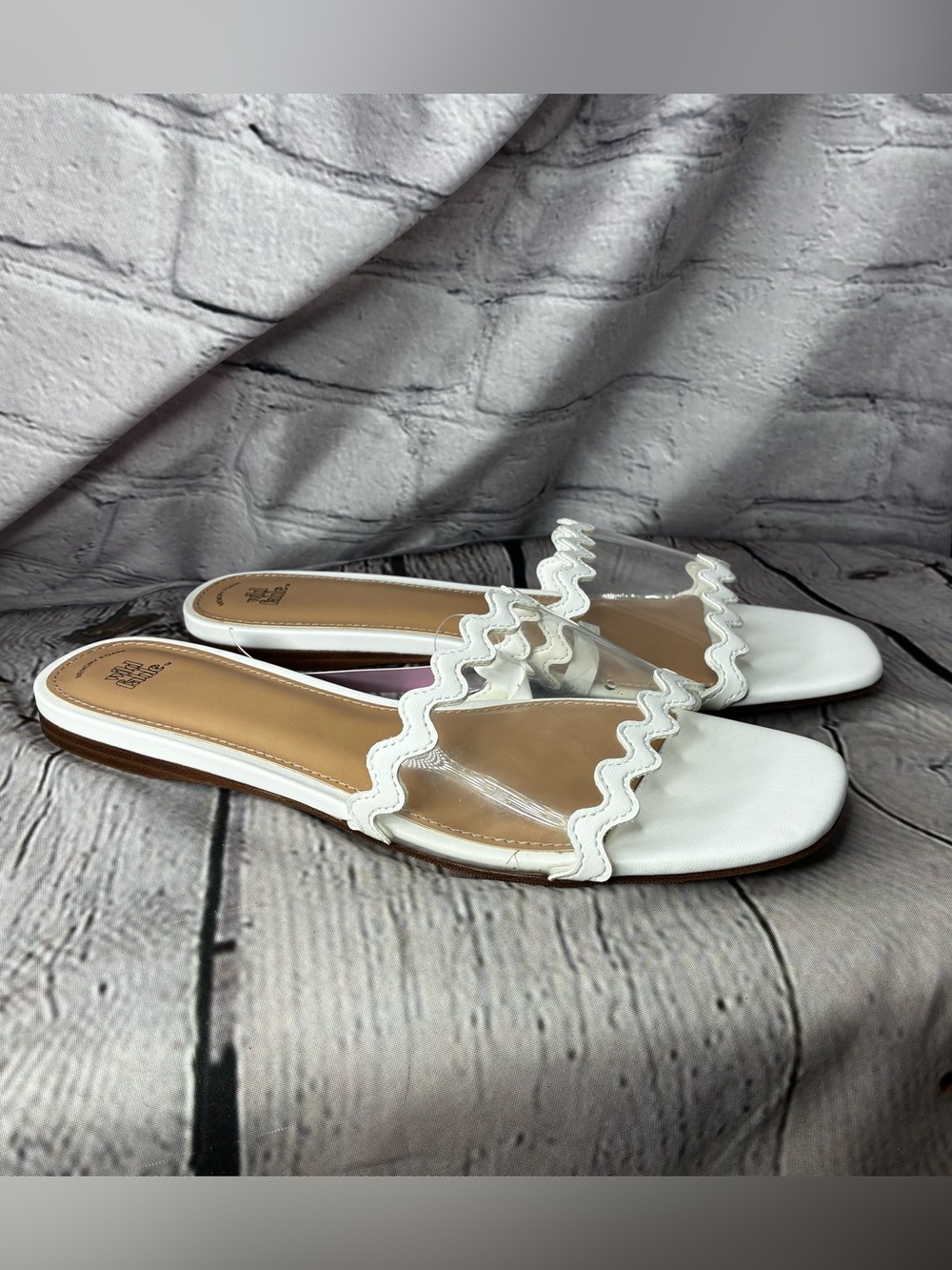 Minimalist Modern Hamptons Coquette Clear Wavy White Trim Slide Sandals 8.5 NWT